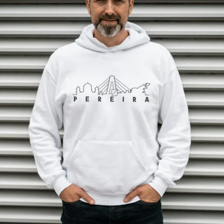 Buzo de color blanco con capota que tiene en el frente una ilustración referente a iconos de la ciudad de Pereira